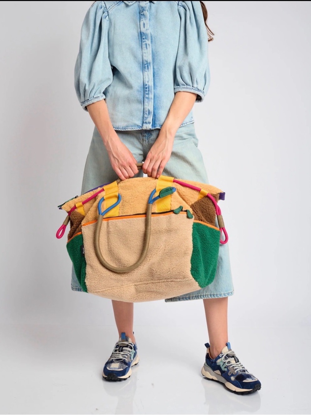 NWT Flower Mountain Weekend Bag in Tan-Multicolor - Picture 2 of 6